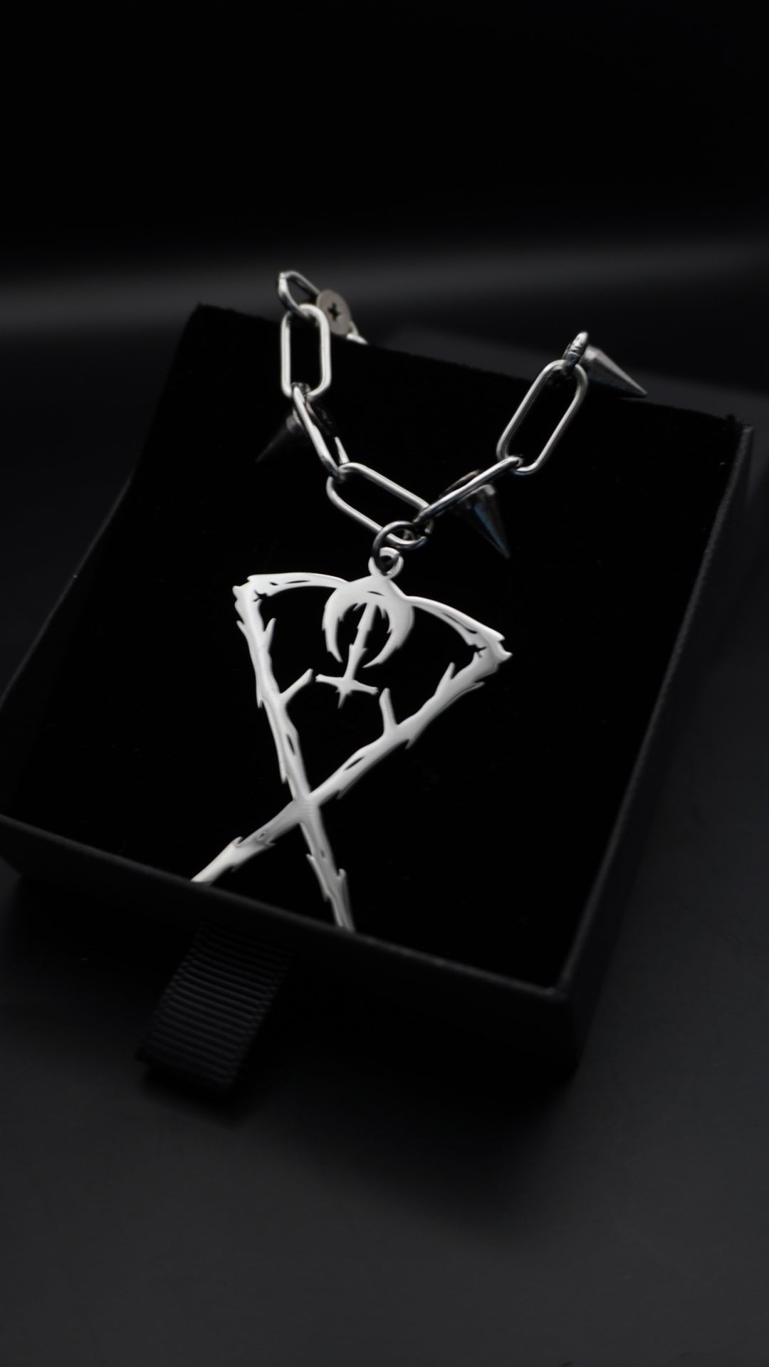IN A SEA OF FIRE | Spikes chain