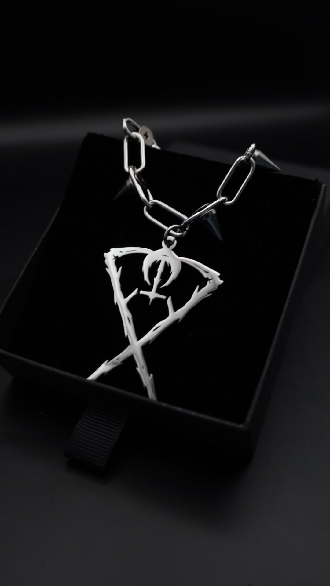 IN A SEA OF FIRE | Spikes chain